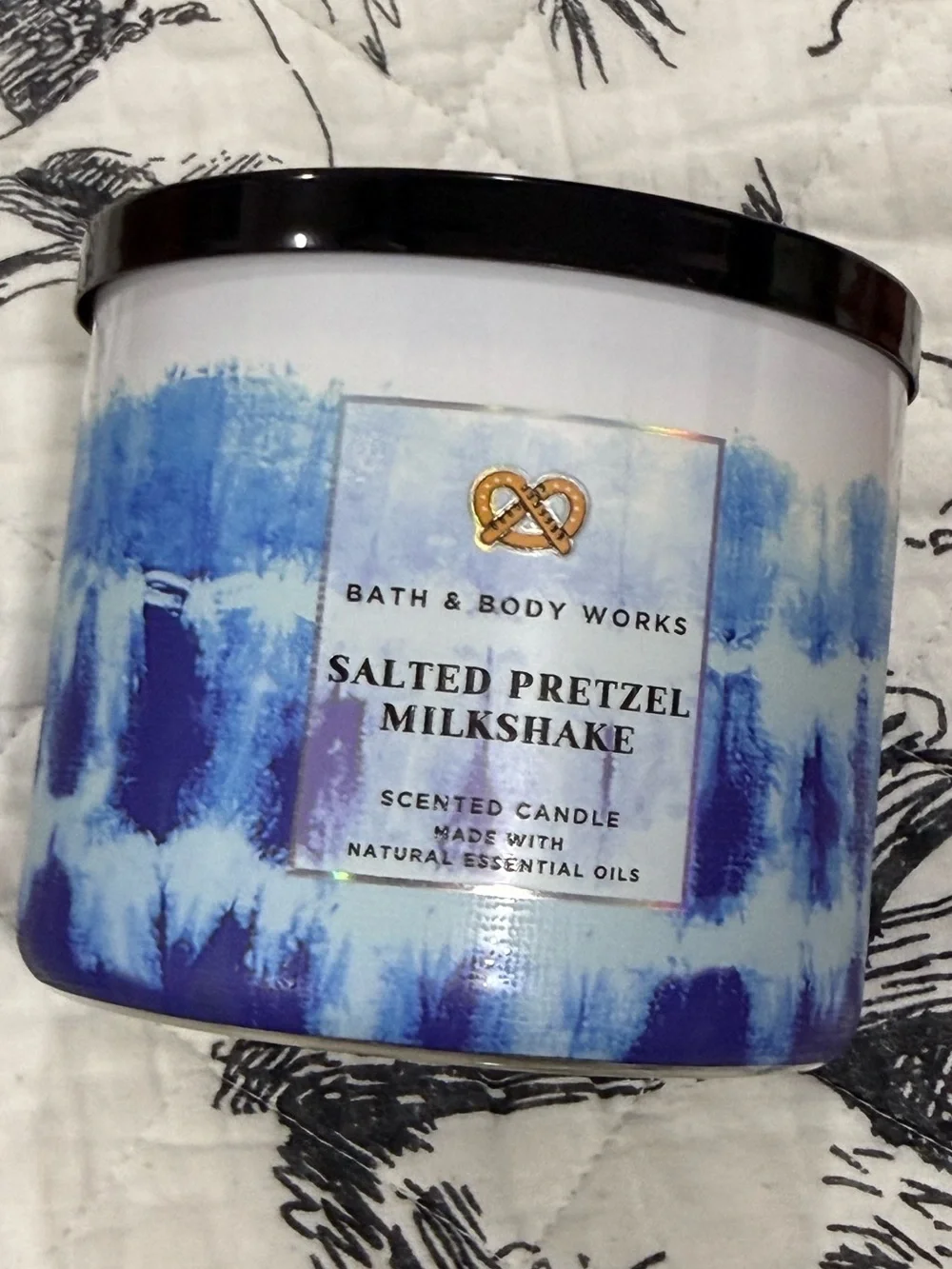 NEW Bath & Body Works Salted Pretzel Milkshake 3 Wick Candle - Picture 2 of 4